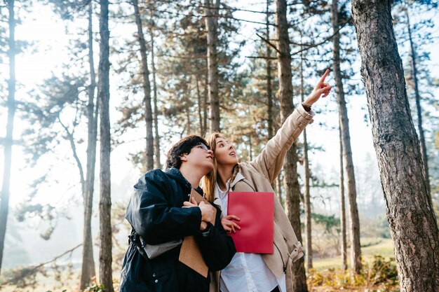 Gli scienziati stanno studiando le specie vegetali nella foresta