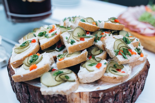 Gli snack vengono serviti sulla scrivania in legno