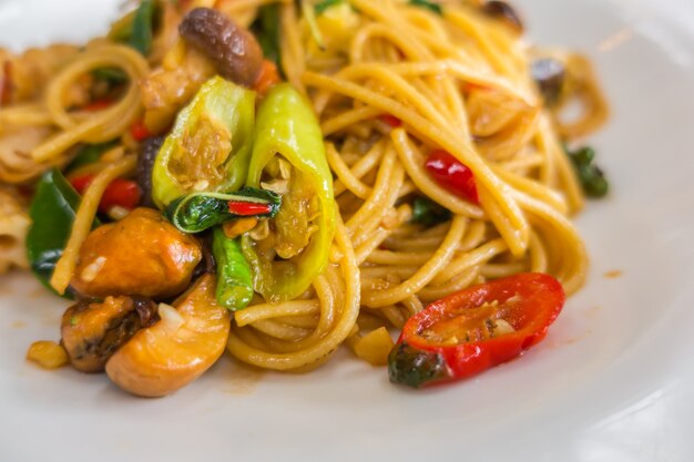 gli spaghetti piccanti con frutti di mare.