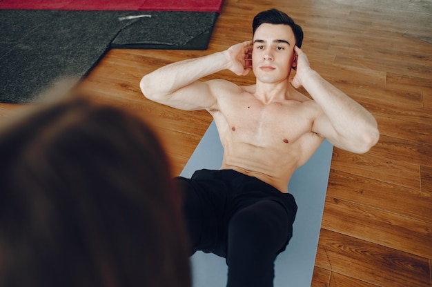 Gli sport coppia in una palestra di mattina