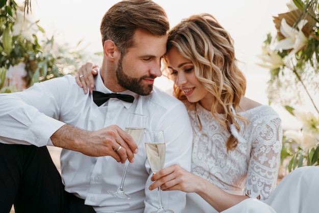 Gli sposi festeggiano il loro matrimonio in spiaggia