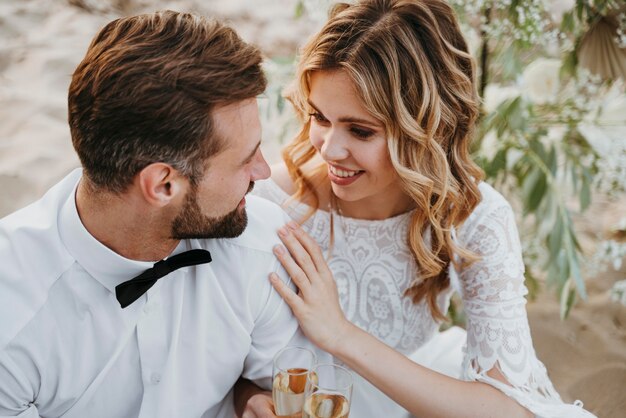 Gli sposi festeggiano il loro matrimonio in spiaggia