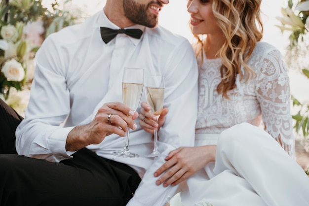 Gli sposi festeggiano il loro matrimonio in spiaggia