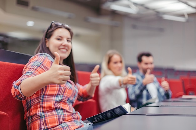 Gli studenti che fanno pollice in su durante la pausa