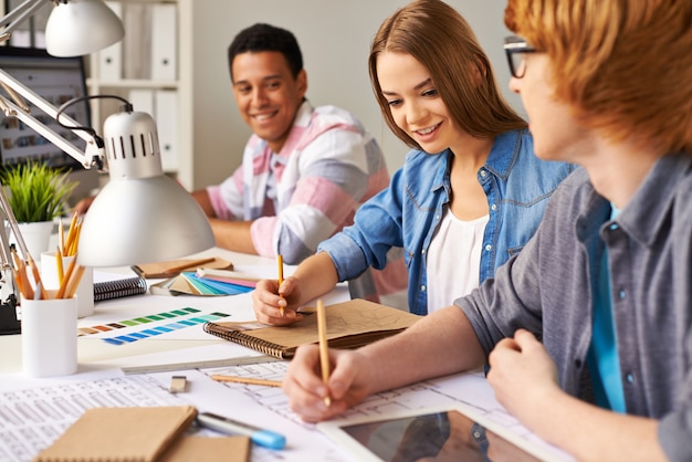 Gli studenti che lavorano sodo