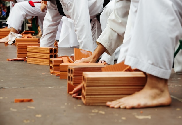 Gli studenti del karate mostrano le loro capacità