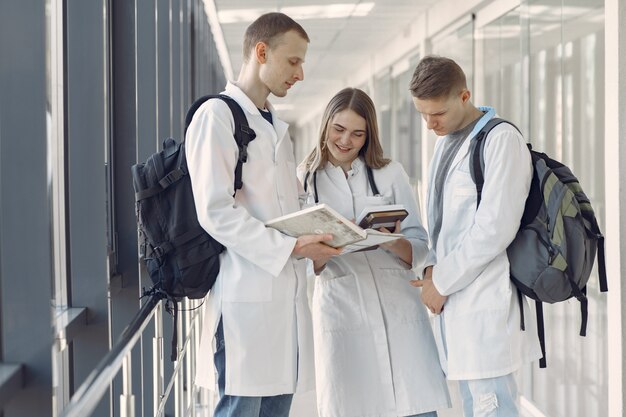 Gli studenti di medicina sono nel corridoio e parlano