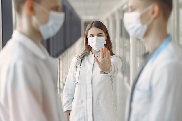 Gli studenti di medicina sono nel corridoio in maschera