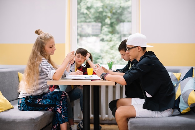 Gli studenti passano insieme