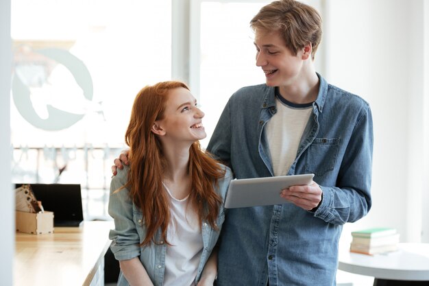 Gli studenti si guardano l'un l'altro nel caffè