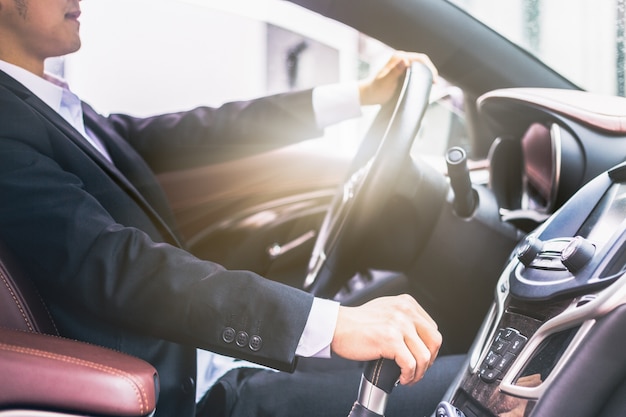 Gli uomini d&#39;affari guidano foto laterali di auto