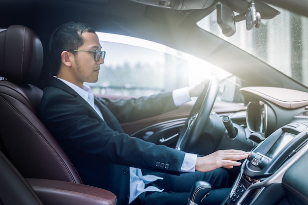 Gli uomini d&#39;affari guidano foto laterali di auto