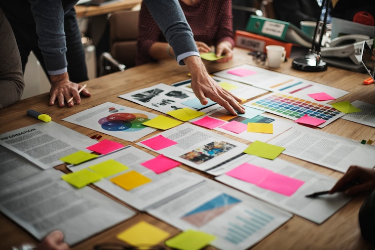 Foto gratuito gli uomini d'affari stanno facendo brainstorming