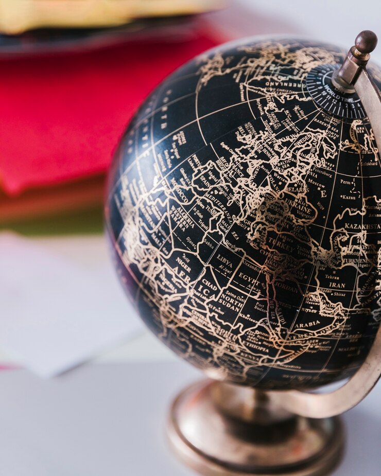 Foto gratuito globo decorativo nero e bronzo sulla scrivania