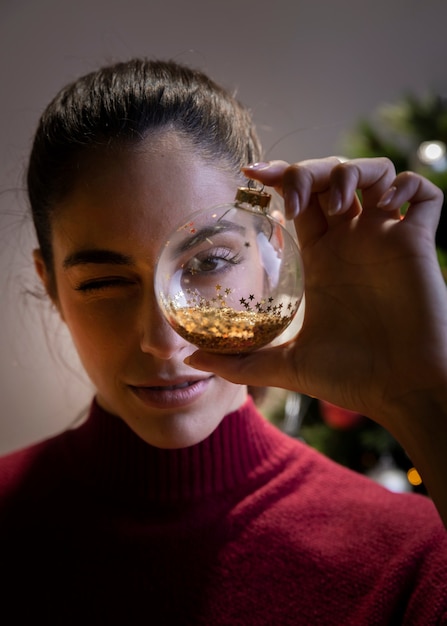 Globo di natale della bella tenuta della donna del ritratto