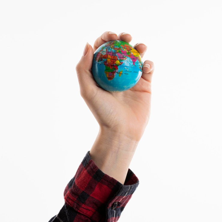 Foto gratuito globo tenuto in mano