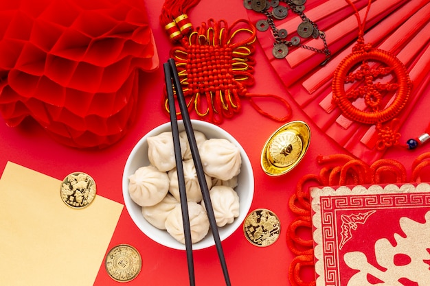 Gnocchi con bacchette e lanterna cinese di nuovo anno