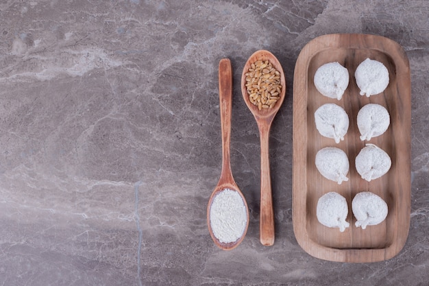 Gnocchi crudi su tavola di legno.