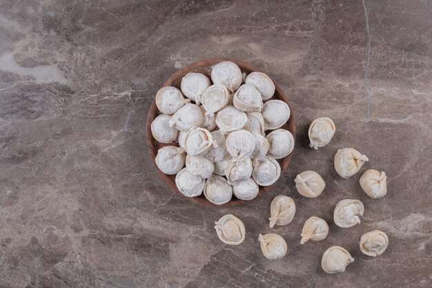 Gnocchi crudi su tavola di legno.