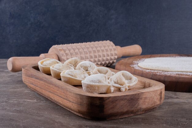 Gnocchi crudi su tavola di legno.