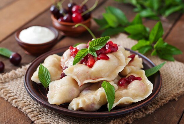 Gnocchi deliziosi con ciliegie e marmellata.