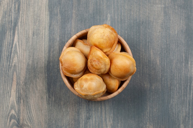 Gnocchi deliziosi fritti in una ciotola di legno