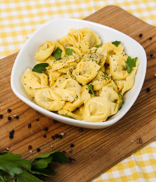 Gnocchi deliziosi sulla tavola rustica