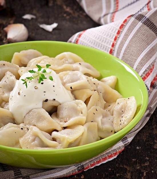 Gnocchi di carne - russo pelmeni bollito nel piatto