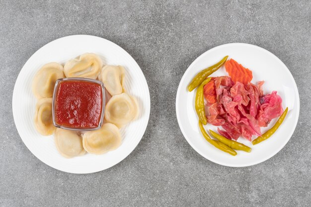 Gnocchi ripieni di carne e piatto di verdure sott'olio