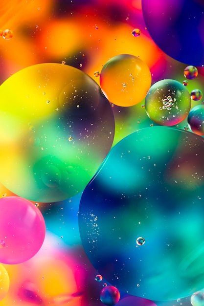 Gocce di olio arcobaleno su uno sfondo astratto di superficie dell'acqua