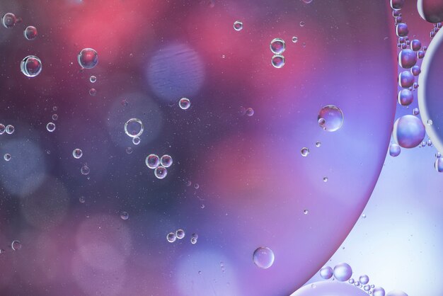 Gocce di olio astratto su sfondo sfocato