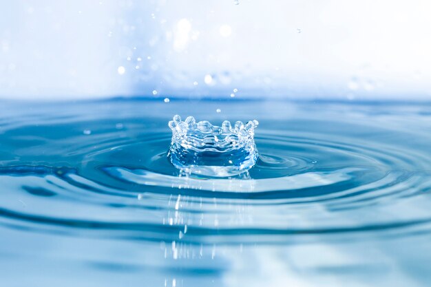 Goccia d'acqua che cade