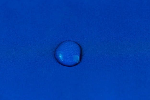 Goccia d&#39;acqua su sfondo blu