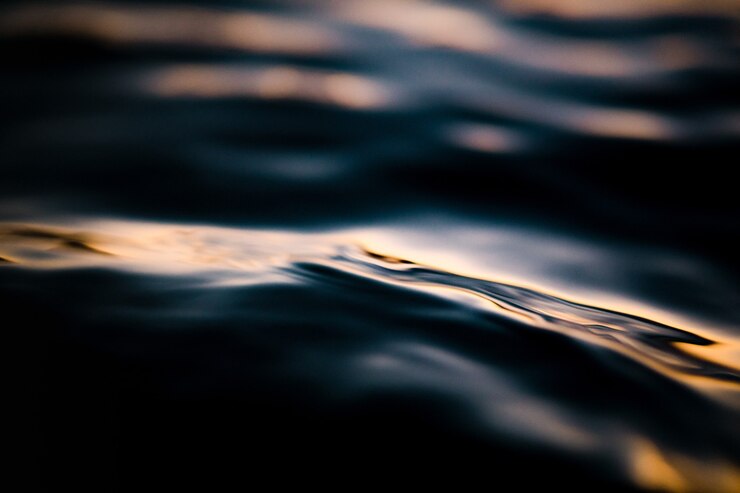 Goccia d'acqua sul corpo idrico
