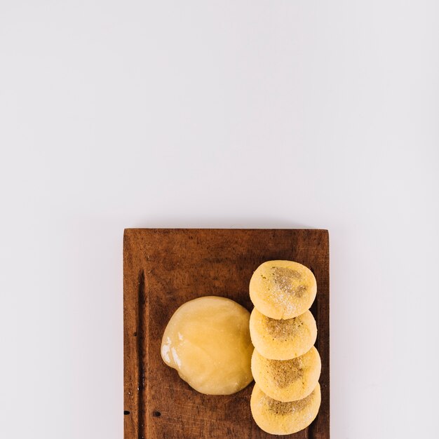 Goccia di cagliata al limone con biscotti sul vassoio di legno