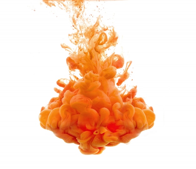 Goccia di vernice arancione che cade in acqua