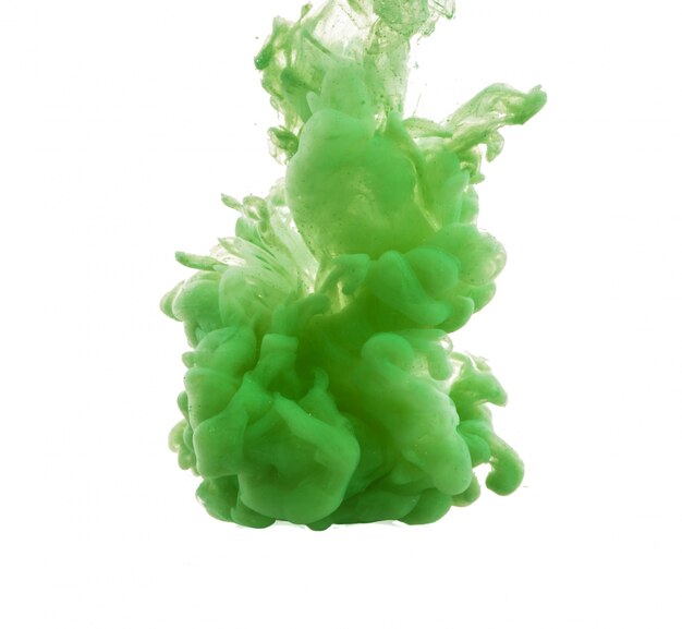 Goccia di vernice verde che cade in acqua