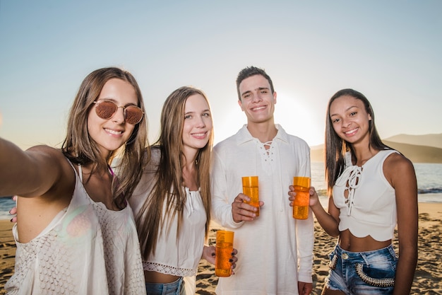 Godendo della festa sulla spiaggia