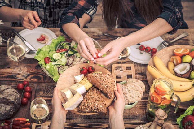 Godersi la cena con gli amici. Vista dall'alto di un gruppo di persone a cena insieme