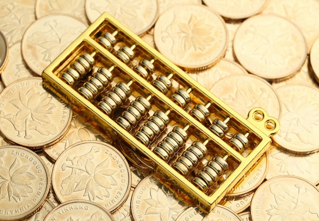 Golden Abacus con monete d&#39;oro rmb cinese come sfondo