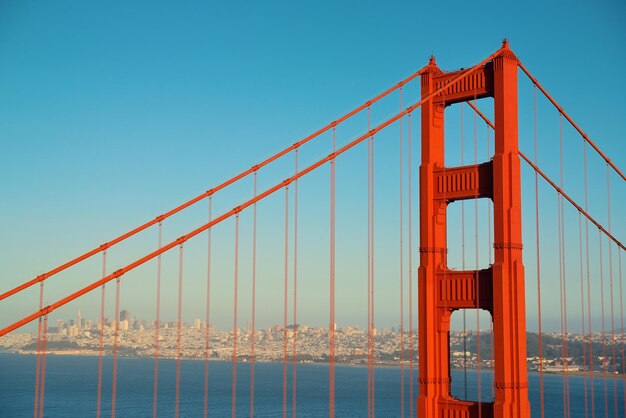 Golden Gate Bridge di San Francisco come il famoso punto di riferimento.