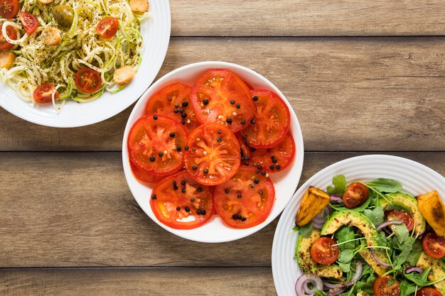 Golosità vegane in piatti sul tavolo di legno