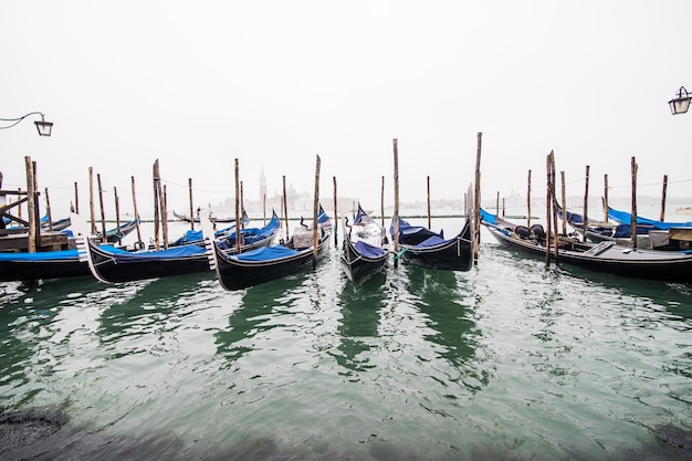 Gondole nella laguna di Venezia all'alba, Italia