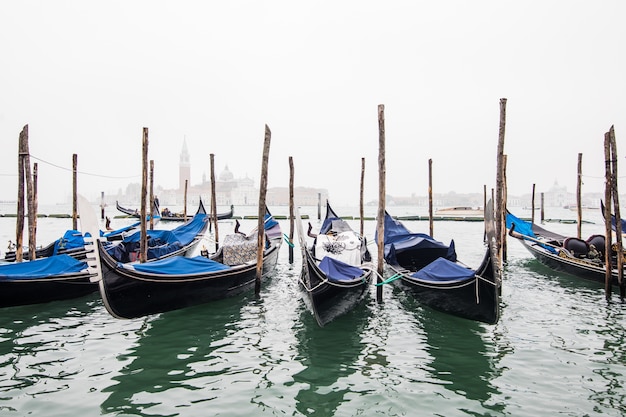 Gondole nella laguna di Venezia all'alba, Italia