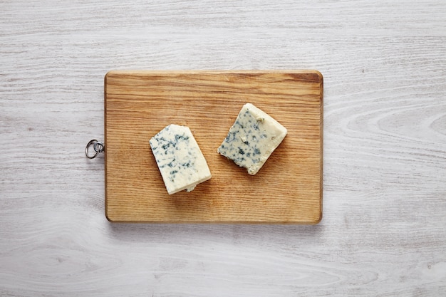 Gorgonzola, roquefort, formaggio a pasta molle con muschio verde isolato