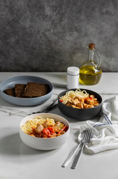 Goulash delizioso e natura morta del pane ad alto angolo