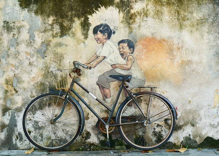 Foto gratuito graffiti di un bambino su una bicicletta