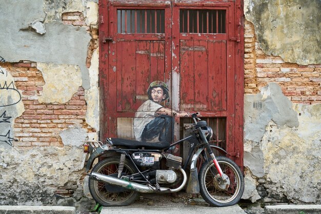 Graffiti di un uomo in sella a una motocicletta