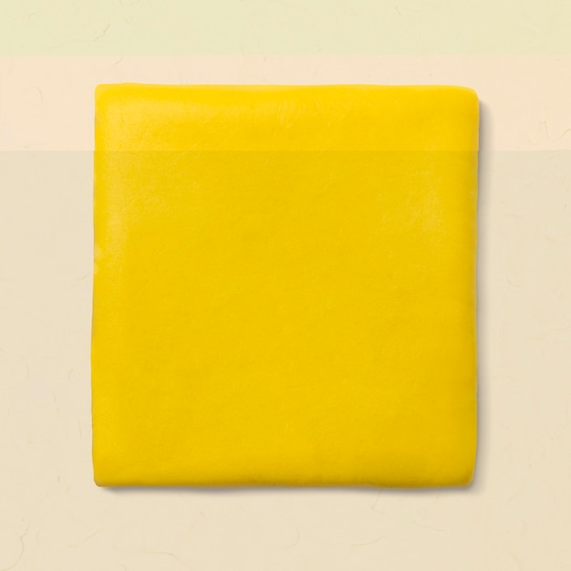 Grafica carina gialla di forma geometrica quadrata di argilla per bambini