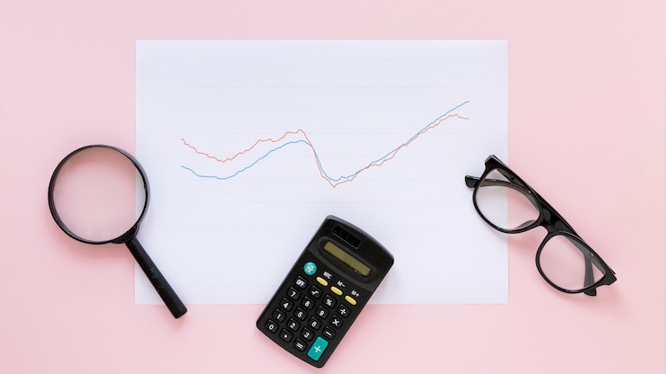 Foto gratuito grafico economico su foglio di carta con lente d'ingrandimento